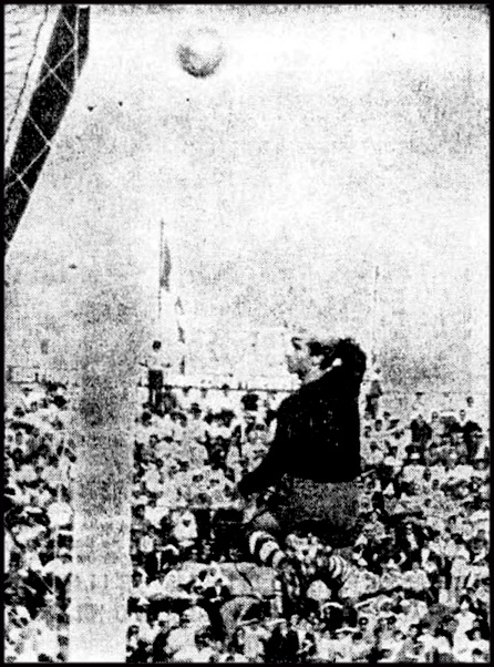 Zubiarrain desvía a corner un disparo de Lizarralde. REAL VALLADOLID DEPORTIVO 0 REAL SOCIEDAD DE FÚTBOL 1 Domingo 09/06/1968. Promoción de ascenso a 1ª División, partido de ida. Valladolid, estadio Municipal José Zorrilla.  GOLES: 0-1: 73’, Boronat