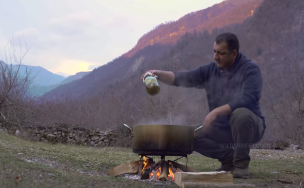 Μαγειρεύοντας ψάρια σε γυάλινο βάζο! Προετοιμασία για έναν σκληρό χειμώνα σε ένα ορεινό χωριό