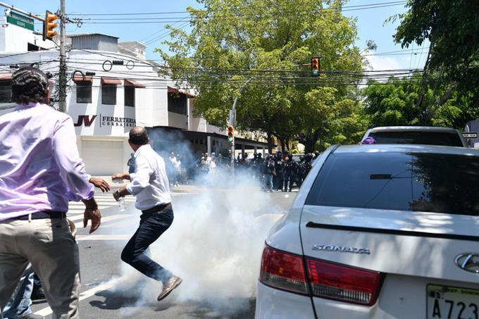 A bombazos dispersaron a peledeístas en la capital