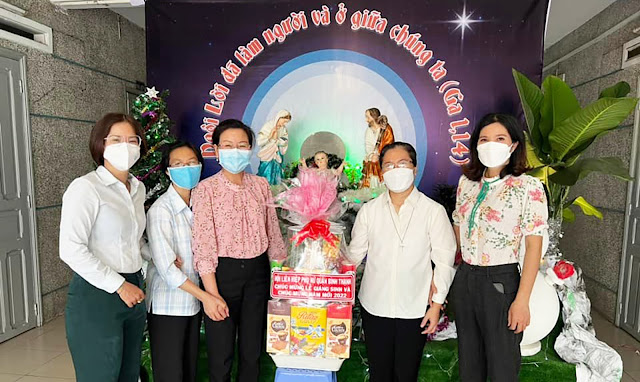 Lãnh đạo Hội LHPN quận, Phường 26 thăm, chúc mừng Cộng đoàn Con Đức Mẹ phù hộ nhân dịp lễ Giáng sinh. (Ảnh: N. Hồng)