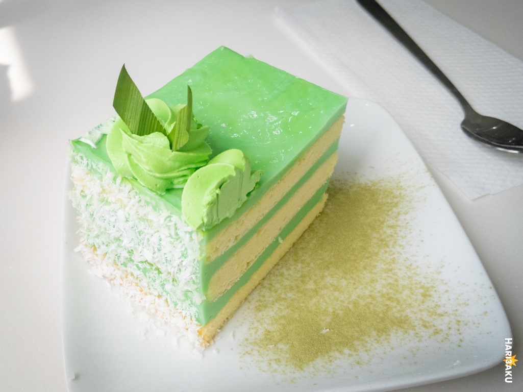 Kek lapis pandan di Kafe Gelora Coffee & Tea