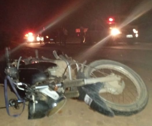 Mulher morre em acidente envolvendo carro e moto na BR-242, em Seabra