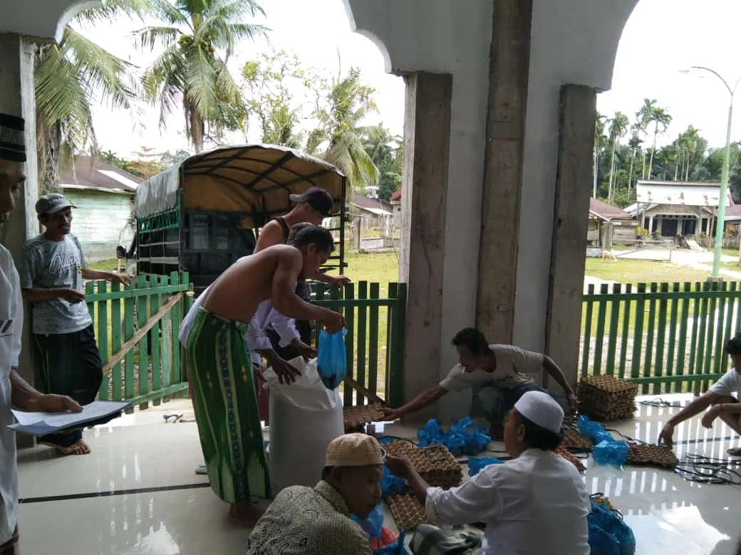 Camat Cot Girek Salurkan Bantuan Pasca Banjir ke Rumah Warga