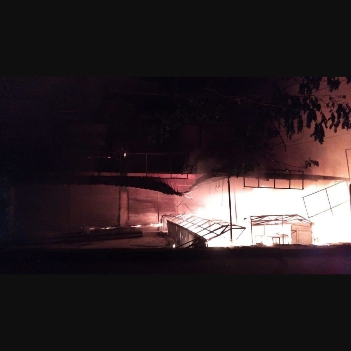 കണ്ണൂർ പഴയങ്ങാടിയിൽ വൻ തീപ്പിടുത്തം : സൂപ്പർ മാർക്കറ്റ് കത്തി നശിച്ചു