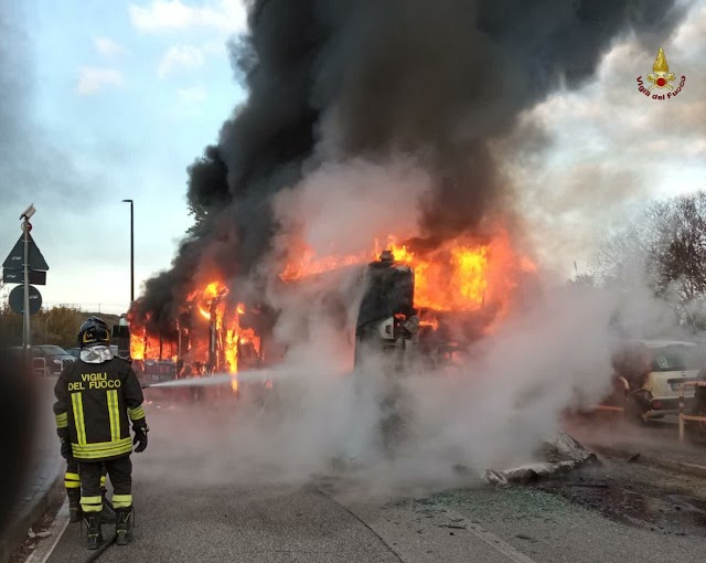 Tor Vergata, autobus avvolto tra le fiamme