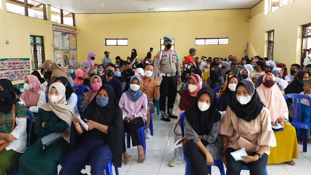 Kapolsek Sumbawa Bersama Personel Laksanakan Pengamanan & Pengawasan Kegiatan Percepatan Vaskinasi