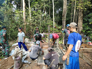 Anggota Satgas Yonif 144/JY Melaksanakan Gotong Royong Pengecoran Makam Bersama Warga di Perbatasan