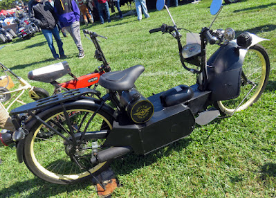 Unusual looking little motorcycle.