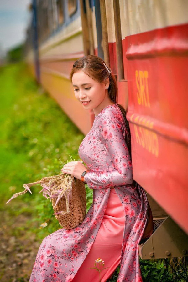 Thiếu nữ áo dài hồng, toa xe lửa