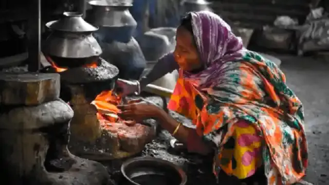 রান্নায় ব্যবহৃত খড়ির ধোঁয়ায় বছরে ১৮ হাজার মানুষের মৃত্যু