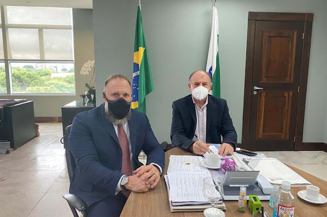 Uma reunião nesta quarta-feira (9) entre o chefe da Casa Civil, João Carlos Ortega, e o delegado-geral da Polícia Civil, Silvio Jacob Rockembach, definiu que será criado, por meio de um decreto estadual, um grupo de trabalho para estudar a revisão da tabela de subsídios e o pagamento da gratificação por acúmulo de função dos policiais civis. Foto: Casa Civil