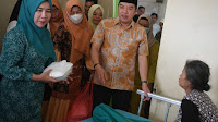 Dampingi Gubernur, Pj Bupati Mukti Berbagi Takjil di RS