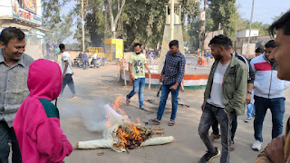 जिला कांग्रेस अध्यक्ष पटेल के खिलाफ विवादित टिपण्णी को लेकर युवाओं ने विधायक कांतिलाल भूरिया का पुतला फुका