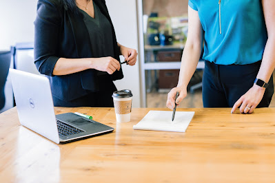 Personas ante un documento y un ordenador conversando