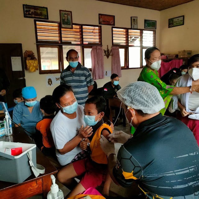 Gerai Vaksin Polres Karangasem di SD N 1 Padangkerta