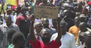 Chad: an anti-junta and anti-France demonstration in N'Djamena  In Chad, a demonstration against the military junta in power and against France accused of supporting the regime was organized on Saturday in the capital N'Djamena.  Nearly 500 people responded to the call to demonstrate by the opposition platform Wakit Tamma and chanted slogans hostile to the junta.  Some of them accused France of exploiting the Chadian military.  More than ten months after the death of President Idriss Déby Itno on April 20, 2021, and the immediate seizure of power by his son General Mahamat Idriss Déby Itno at the head of a transitional military council since then.  "By what right can we accept that the French who are not accepted in West Africa must come back here to us? By what right? Nobody knows. If they are as strong as that, they will not just go to war in Ukraine." said Wakit Tamma member Avocksouma Djona.  Despite the dissolution of parliament and the government, the junta promised an inclusive national dialogue with members of the opposition and armed rebel movements . A dialogue that has still not taken place.  "Today if I left like the other Chadians, it is because I want my country to be transformed. I want there to be a transformation in this country on the social level, on the economic level and on the political level. Politically, I want there to be respect for democracy. When we talk about democracy, there is freedom of expression, there is the organization of transparent and free elections. " retorted Madjibeye Modeste, a protester.  Chad's transitional military council promises free and democratic elections within 18 months, renewable once . A promise that had encouraged France, the European Union and the African Union to support this general regime.