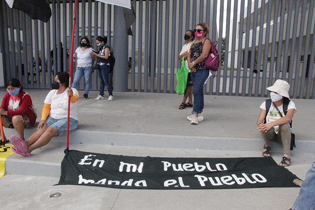 Mujeres mayas se plantan frente al Congreso yucateco. Antonio Sánchez