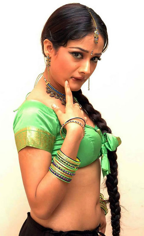 Actress Kiran Rathod Sexy Navel and Cleavage Show In Green Saree Photoshoot Stills