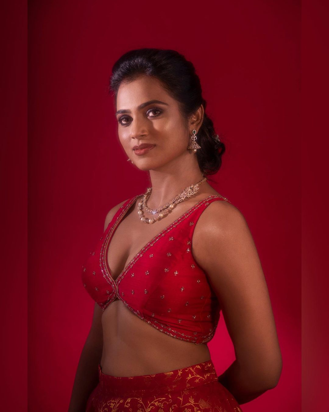 எடுப்பான முன்னழகை கூச்சமில்லாமல் காட்டும் ரம்யா பாண்டியன்! Ramya Pandian Hot Photos