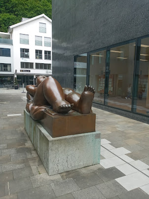 " Ruhendu Frau " gigantic bronze sculpture by Columbian artist Fernando.Bortero.