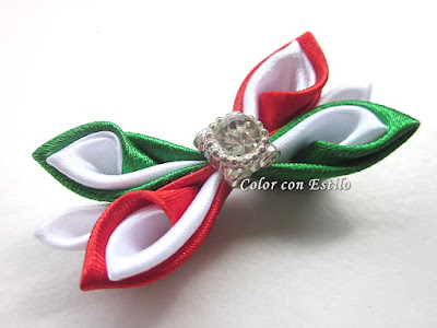 Gancho con cintas roja, verde y blanca