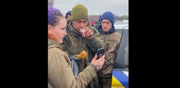 Tentara Rusia Menangis Diberi Makanan dan Minuman oleh Penduduk Ukraina saat Tertangkap