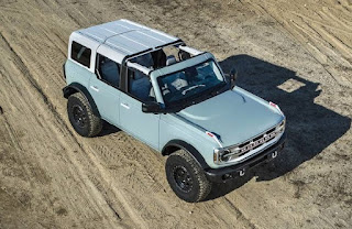 Ford Bronco легко является одним из самых востребованных автомобилей в продаже сегодня, и это не все шумиха. Его вездеходное мастерство впечатляет, даже по сравнению с, казалось бы, неудержимым Jeep Wrangler. И так же, как Wrangler, Bronco имеет съемную крышу и двери, так что вы можете ездить топлесс для этого дополнительного солнечного света, находясь на улице или занимаясь тропой