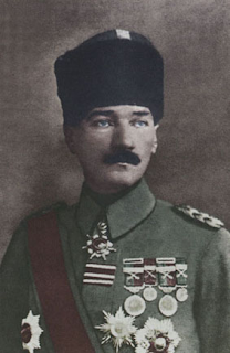 Mustafa Kemal Paşa, Padişahın Onursal Yaveri şeridi ve madalyalarıyla (1918)