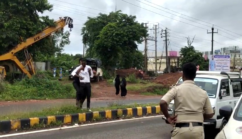 Mangalore- ನಡು ರಸ್ತೆಯಲ್ಲಿ ದಾಂಧಲೆ... ಸಿನಿಮಿಯ ಶೈಲಿಯಲ್ಲಿ ಲಾಕ್​ ಮಾಡಿದ ಪೊಲೀಸರು... Video ವೈರಲ್