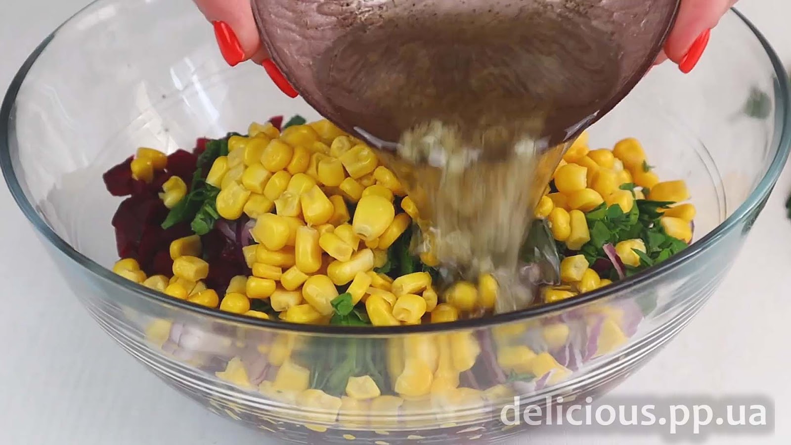 Фото приготовления рецепта: «Легкий салат из свеклы с консервированной кукурузой» - шаг №5