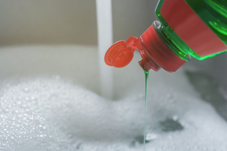 Detergente lavavajillas líquido en acción