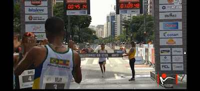 Héctor Garibay hizo historia, subió al podio en la San Silvestre en tercer lugar