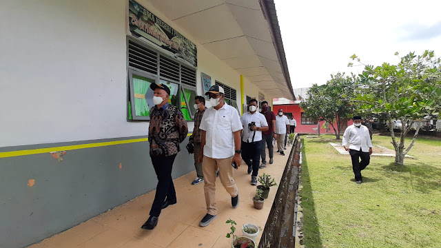 Sekda Aceh Dr Taqwallah didampingi Kadisdik Aceh Drs Alhudri saat berkunjung ke SMAN 1 Peunaron, Aceh Timur, Rabu (16/3/2022)[Foto/Irwansaputra]