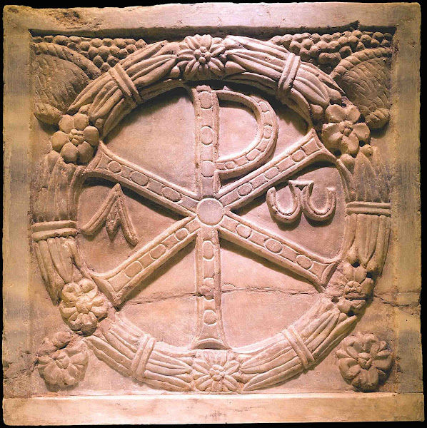 Imagem 215B | Monograma de Cristo (o Chi Rho) em uma placa de um sarcófago, século IV DC, mármore, Musei Vaticani, em exibição em uma exposição temporária no Coliseu de Roma, Itália | Usuário: Jebulon / domínio público