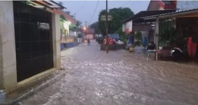Banjir bandang terjang brebes, tiga rumah warga roboh