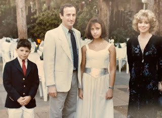 Matt Gutman's children picture with his parents & sister
