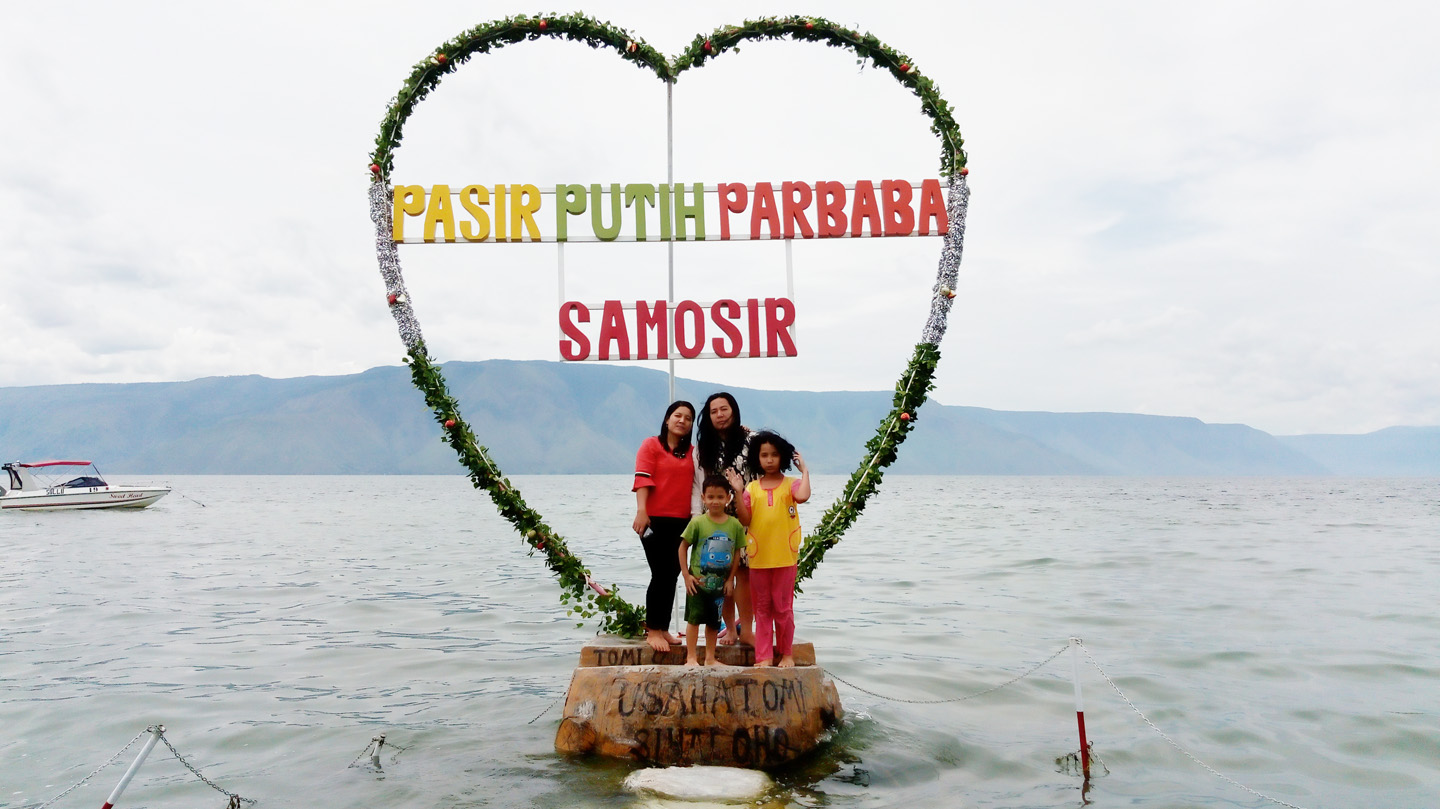 Pantai Pasir Putih Parbaba Samosir