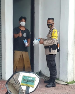 Bhabinkamtibmas Kelurahan Notoprajan Salurkan Obat dan Vitamin ke Warga yang Isolasi Mandiri