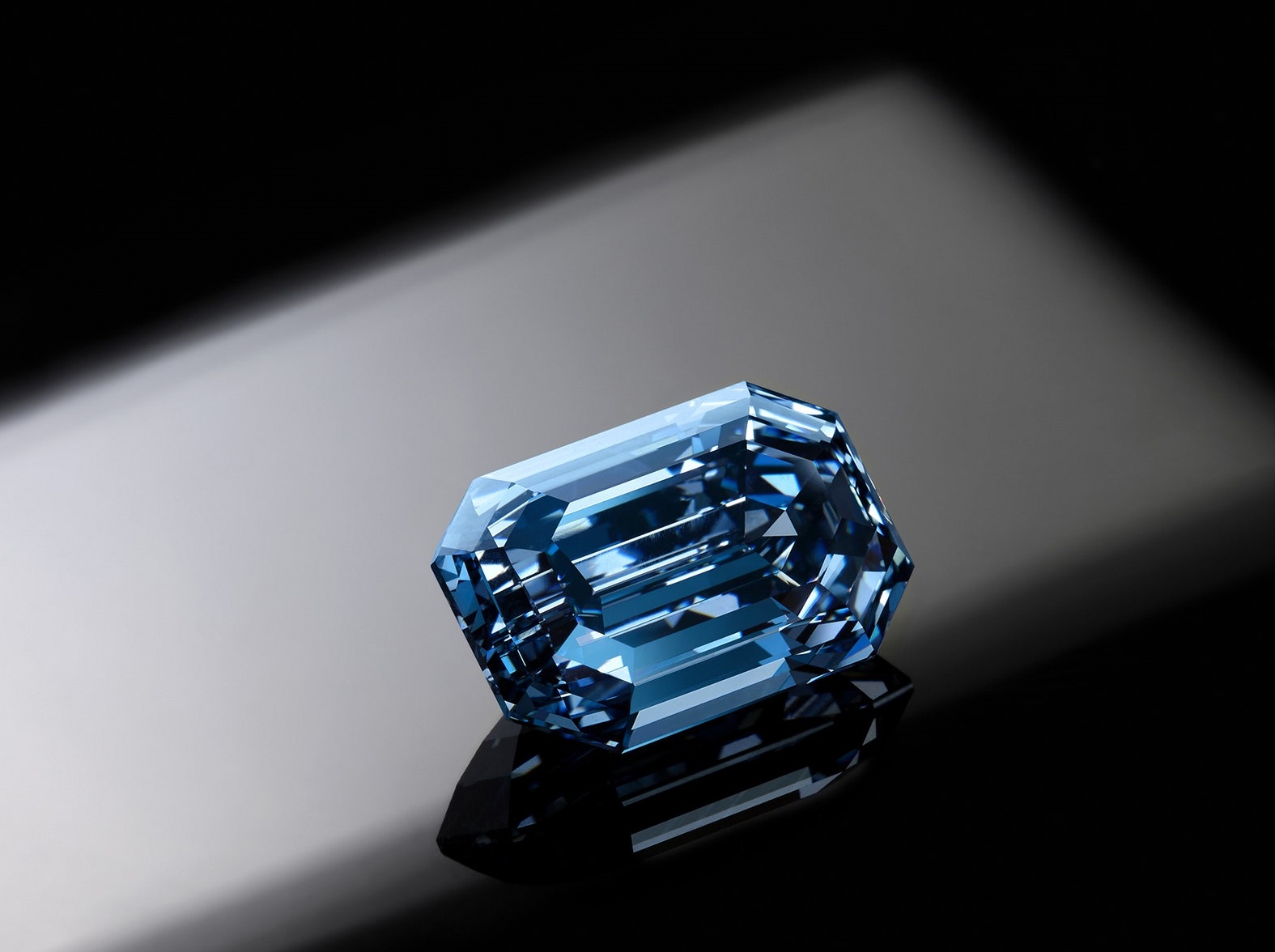 Valued at $48 million.. Dubai hosts the rare blue season “The De Beers Cullinan Blue” Dubai hosted the rare blue diamond “The De Beers Cullinan Blue”, which was presented by the Dubai Diamond Exchange, yesterday, Wednesday, in the presence of the Executive Director of the Dubai Multi Commodities Center Ahmed bin Sulayem.  Sotheby's auction house unveiled the unique diamond, as part of the activities of Dubai Diamond Week, according to what was announced by the Dubai Multi Commodities Center website, and this comes before it will be auctioned during the Hong Kong Week for Luxury Pieces next April.  The 15.10 carat “The De Beers Cullinan Blue” diamond, according to British magazine “Titler”, is the largest blue diamond ever to be auctioned, and the largest flawless and vivid blue diamond designed by the GIA, which ranked it as “Fancy Vivid Blue”. , which is the highest color classification for diamonds, and its price is estimated at more than 48 million dollars, equivalent to 176 million dirhams.  Before Dubai, the rare diamond was exhibited in New York and London, and from the Emirati city it will continue its journey to Singapore, Taiwan and then Shanghai before reaching its final destination in Hong Kong for auction.  The rough stone of the rare diamond was discovered in April 2021 in the Cullinan mine in South Africa, and the companies "Diacore" and "De Beers" bought the stone, which weighs about 40 carats, for $ 40 million.