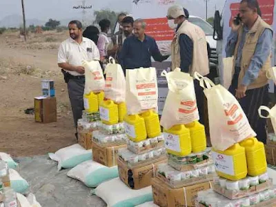 توزيع سلات غذائية على النازحين والمتضررين بمديرية  باجل بمحافظة الحديدة