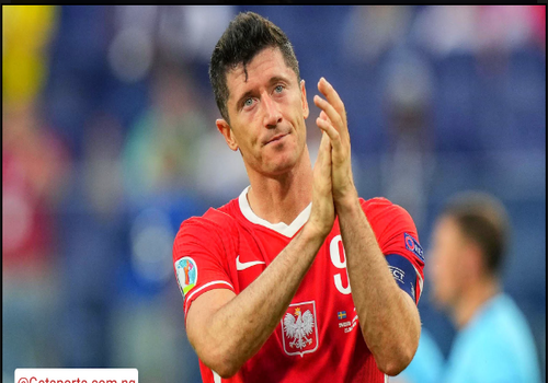 Lewandowski is favored to win the Ballon d'Or in 2021, ahead of Messi and Jorginho.