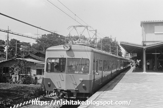 花小金井に到着した西武赤電551系ほか。　花小金井　1982.9.1-4