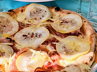 A pizza at Sal de Riso (Minori) with lemons.