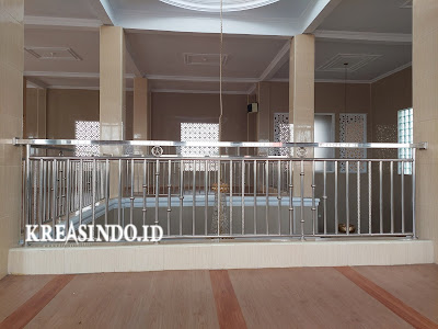 Railing Balkon Stainless di Masjid Jami' Al Qubayah di Kemban Beji Keren