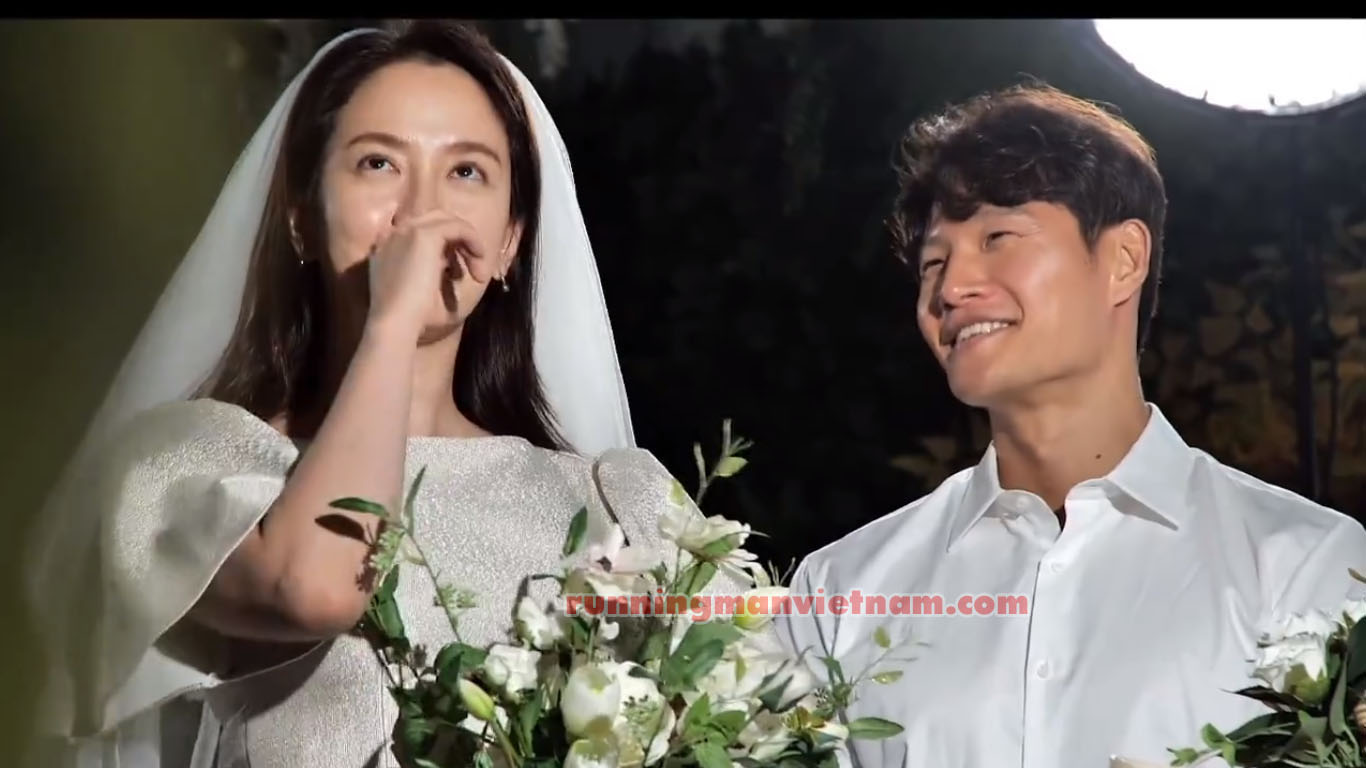 Ngắm bộ ảnh kết hôn đẹp như mơ của Kim Jong Kook và Song Ji Hyo tại Outrun by Running Man