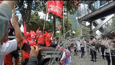Demo Buruh Memanas!, Massa Minta Kawat Berduri di Patung Kuda Dibuka