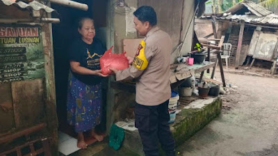 Bhabinkamtibmas Kel. Cakung Timur Bagikan Sembako kepada Warga kurang Mampu, " Kapolsek : Ini Ikhlas Dari Hati ".