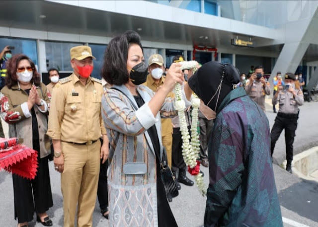 Bupati Taput Sambut Kedatangan Mensos RI di Bandara Silangit