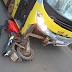 MULHER COM A PERNA QUEBRADA APÓS SER COLIDIR SUA MOTOCICLETA COM UM  ÔNIBUS 