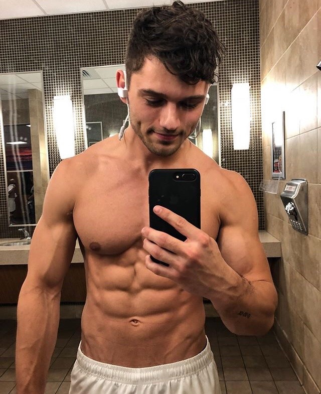 hot-shirtless-hunk-abs-anonymous-grindr-selfie